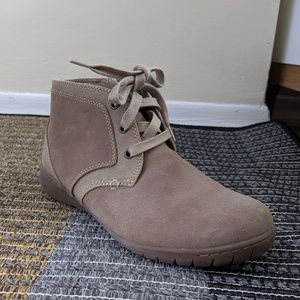 Hush Puppies 3M Thinsulate Taupe Suede Booties
